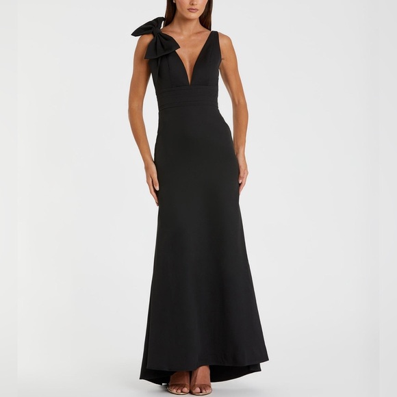 Mac Duggal | Sleeveless V Neck Bow Detail Mermaid Gown - Picture 1 of 4